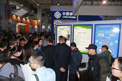 天坦移動(dòng)醫(yī)、護(hù)亮相信博會(huì)，展臺(tái)前人頭攢動(dòng)