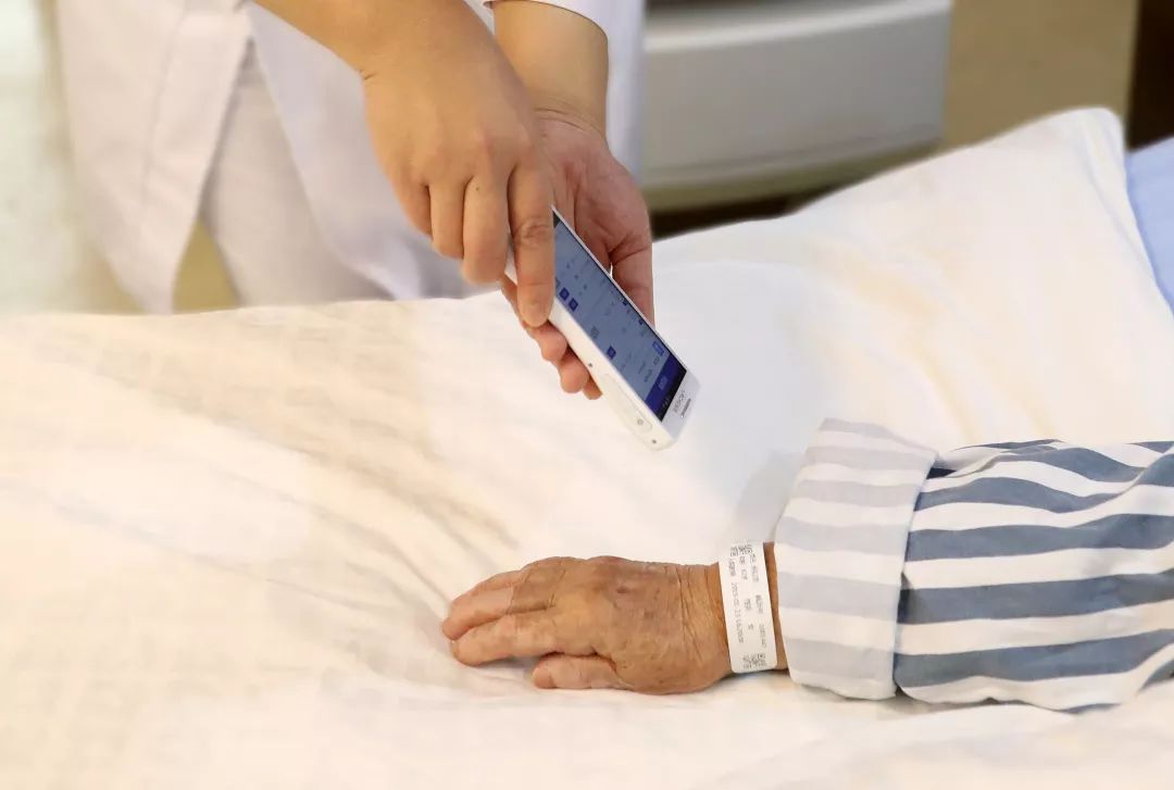 首發(fā)丨走進(jìn)智慧病房，用科技托起生命的重量